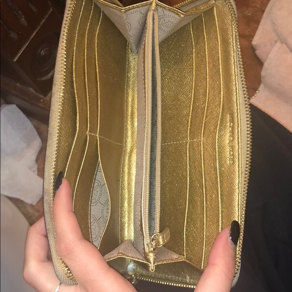 Gold micheal kors wallet - Picture 2 of 5